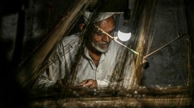 Indian Sari Weavers Toil to Keep Tradition Alive