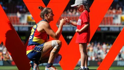 Crows fans praise AFLW premiership winners as celebrations continue in Adelaide