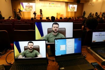 Zelensky says he believes 'tens of thousands' killed in Mariupol