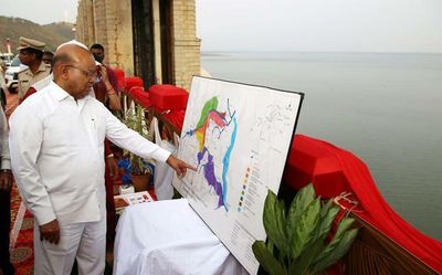 Karnataka Governor visits Tungabhadra reservoir