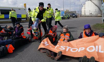 No 10 condemns ‘guerrilla tactics’ as Just Stop Oil activists block fuel depots