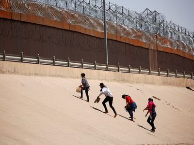 US teens recruited to drive migrants from Mexican border