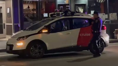 Driverless Chevy Bolt Gets Pulled Over For Not Having Its Headlights On