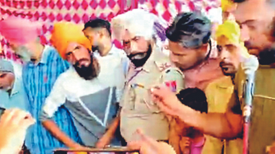 Punjab: Youth confront minister with drugs in Mansa