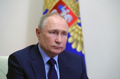 Putin flies into Russian far east for Ukraine talks with Belarusian leader