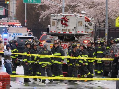 Five shot at New York subway station