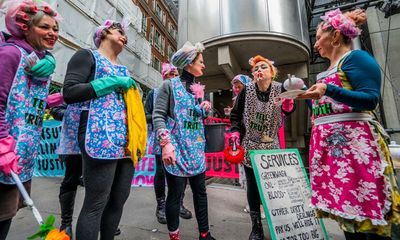 Extinction Rebellion protesters force Lloyd’s of London to close HQ