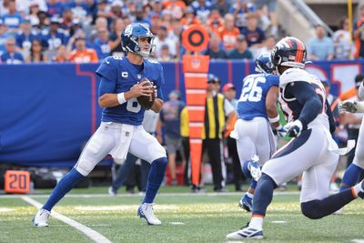 See it: Giants’ Daniel Jones working on pocket movement, body control