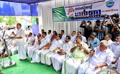Civic body councillors of UDF protest against govt.