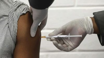 Fourth dose of a COVID-19 vaccine available in the NT, as testing rules ease for those recovering from the virus