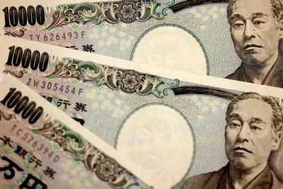 Yen drops to 20-year low against dollar