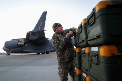 Pentagon to meet largest US arms makers over Ukraine: Reports