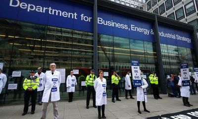 XR scientists glue hands to business department in London climate protest