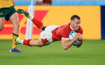 Wales international Gareth Davies signs new deal with Scarlets