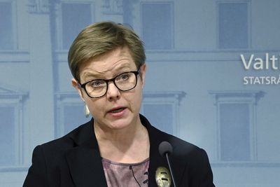 Explainer-Finland, Sweden weigh up pros and cons of NATO membership