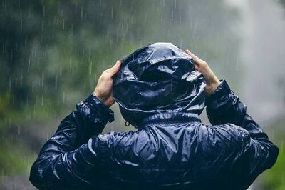 How to choose a waterproof jacket for hiking and the 8 best ones to get