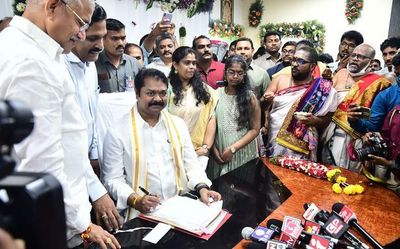 R&B Minister assumes office, signs files on construction of two bridges