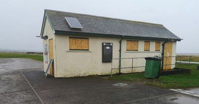 Beachside toilet block with some of the 'best views in Britain' goes on the market for £7,500