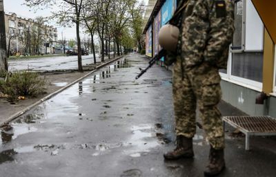 Last residents of east Ukraine ghost city brave Russian bombs