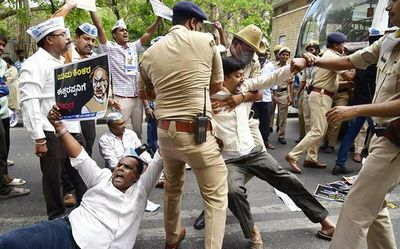 Family refuses to bury contractor till BJP assures arrest of RDPR Minister K S Eshwarappa