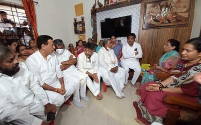 Video | Congress leaders visit deceased contractor’s house in Belagavi, demand arrest of RDPR Minister K S Eshwarappa