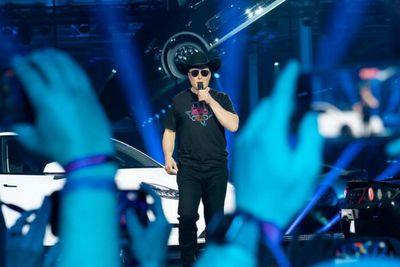Elon Musk launches $43bn hostile takeover of Twitter