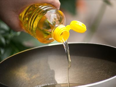 Supermarkets ration cooking oil due to shortages from the Ukraine war