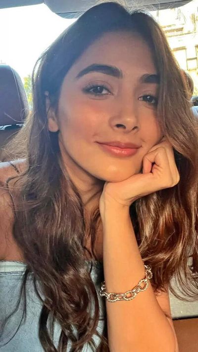 Pooja Hegde treats fans with adorable selfies. See
