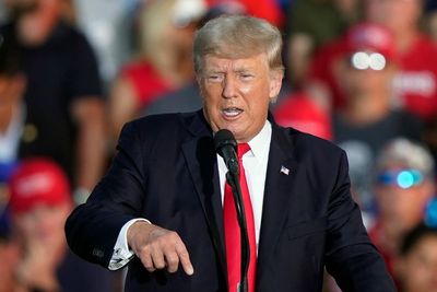 Trump tells crowd about his weight gain and complains he ‘doesn’t have time’ to lose it