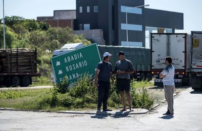 Haulage strike paralyzes Argentina's farming exports