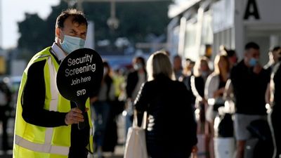 Sydney Airport security staff offered $1,000 work bonus as travellers continue to face long queues