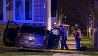 2 Chicago police officers injured in West Lawn crash