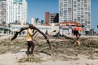 S.Africa flood toll nears 400 as rescuers search for missing