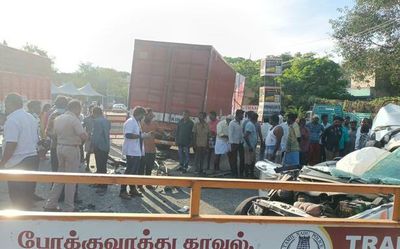 Two persons killed as lorry rams car at Chengam near Tiruvannamalai