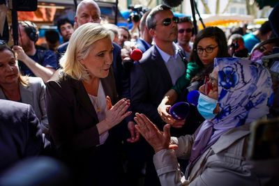 French presidential campaign spotlights Muslim headscarves