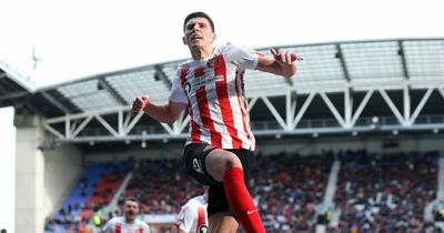 Rangers target Ross Stewart puts Sunderland contract talks on hold as Jermain Defoe provides glowing reference