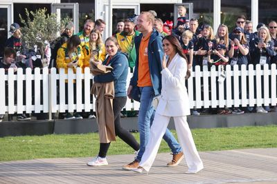 Meghan Markle gives her coat to mother holding baby during first appearance at Invictus Games: ‘Beautiful’