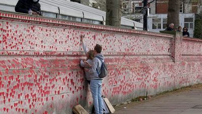 Is this what the end of the pandemic looks like? The UK's lifting of all COVID-19 restrictions has lessons for Australia