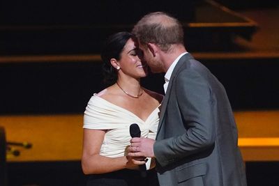 Emotional Harry kisses Meghan on stage at Invictus Games