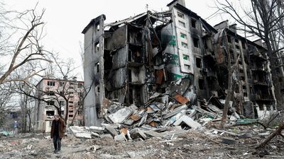 Ukraine vows to 'fight to the end' in Mariupol as Russian ultimatum expires
