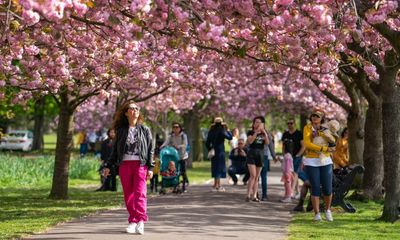 UK weather: unseasonably warm Easter weekend temperatures set to end