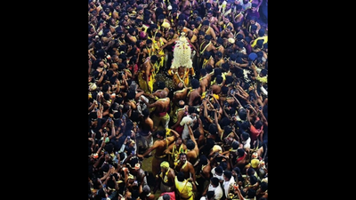 Bengaluru: Despite rain, huge crowd gathers for Karaga