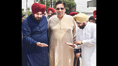 Punjab: Navjot Singh Sidhu backs ‘Rail Roko’ by farmers, hits out at AAP