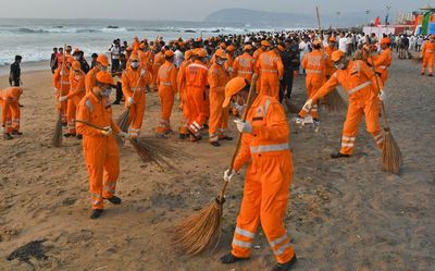 PM Modi hails Swachh Bharat Abhiyan, says country writing new stories in cleanliness