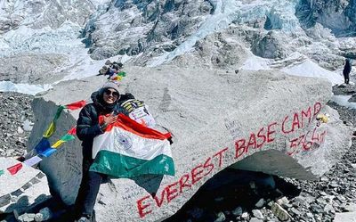 Young mother hitchhikes across India to Everest base camp