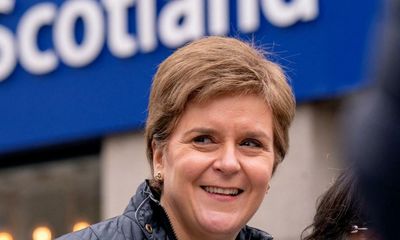 Police warn Nicola Sturgeon for breaking face mask rules