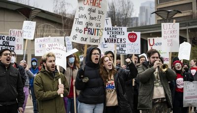 UIC grad workers go on strike
