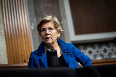 Warren says Democrats should go all-in against corruption to win in November and calls on Pelosi to do more