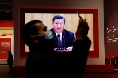 Analysis-China's Xi sticks with COVID stance despite anger, economic headwinds