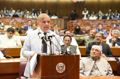 Pakistan's new cabinet sworn in -state television